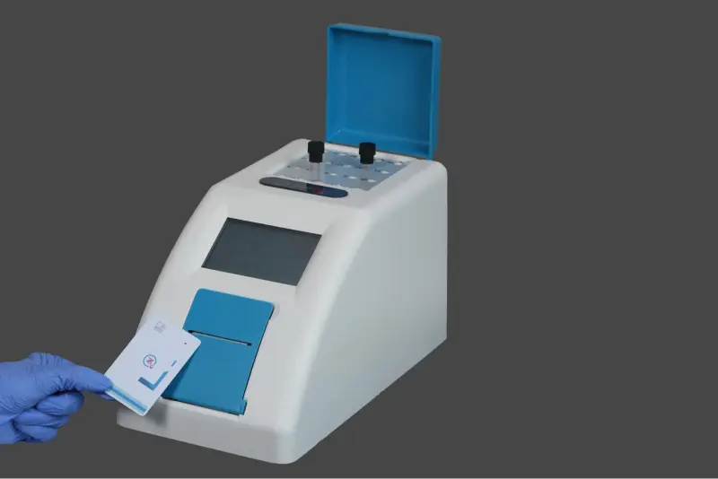 Biochemistry analyzer with auto sampler 